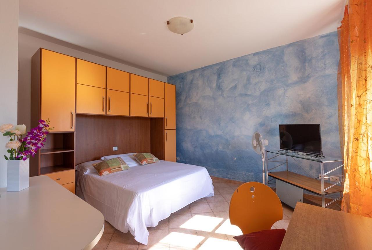 פופולוניה Agriturismo Gli Etruschi מראה חיצוני תמונה